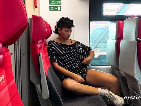 Ersties - Leidenschaftlicher Lesben-Sex auf der Zugtoilette