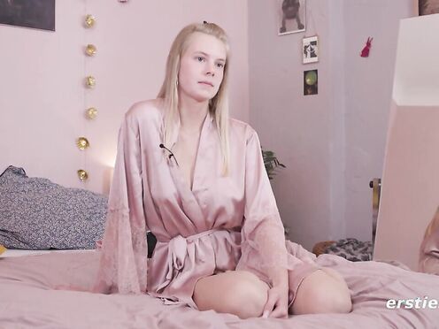 Ersties - Zarte Jolien probiert hot Dessous vor dem Spiegel und wird ganz feucht