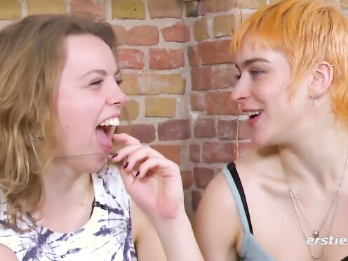 Ersties - 19-jährige Lilith wird von der 25-jährigen Emi intensiv geleckt
