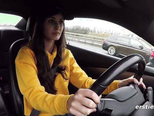 Ersties: Milena macht mit ihrem gelben Camaro eine heiße Spritztour auf der Autobahn