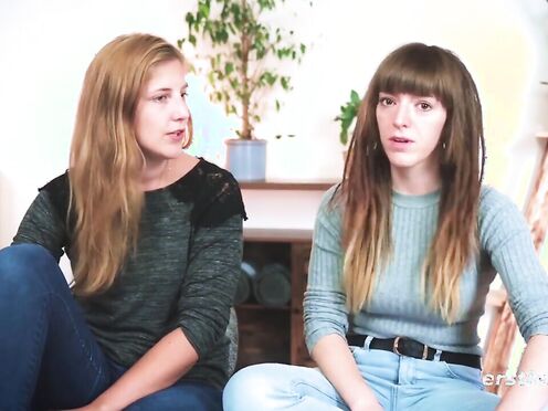 Ersties -Die saarländischen Mädchen Kate und Nicky F haben Spaß miteinander
