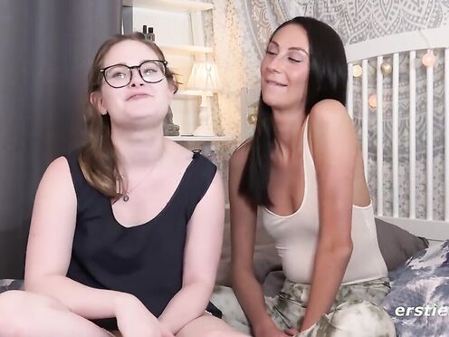 Ersties: Doggystyle mit Doppeldildo