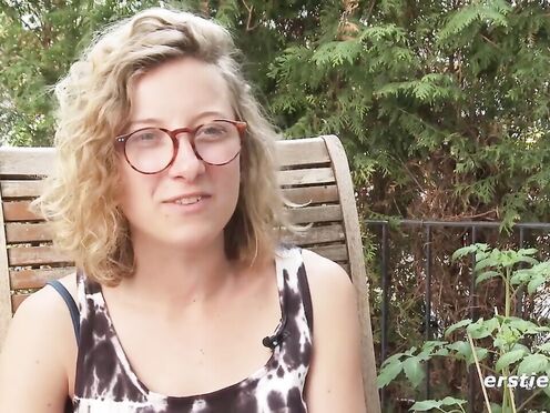 Ersties - Zirkusartistin Manu masturbiert im Zelt