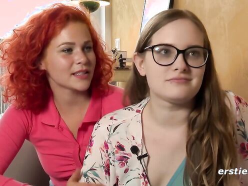 Ersties - Heißes Arschlecken auf der Twister-Matte