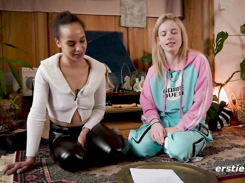 Ersties - Goldene Dusche und Dildospiele mit Mia A und Lia A