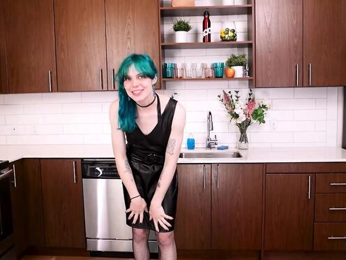 GROOBYGIRLS: Sierra Bee Returns