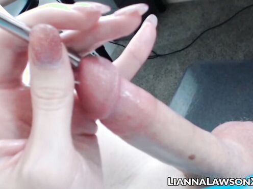 Blonde tbabe Lianna Lawson cums after urethra insertion