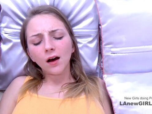 Sweet Teen Fills her Mouth with Big Cock Teens do Porn