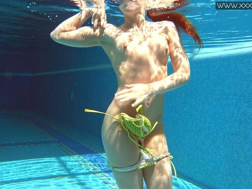 Stepmom beauty Nicole Pearl shaking butt underwater