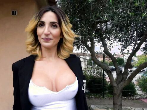 Soraya, 29, financial advisor & atomic bomb!