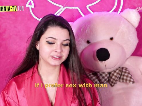 naturist showing her muff in the most watched room in Brazil.