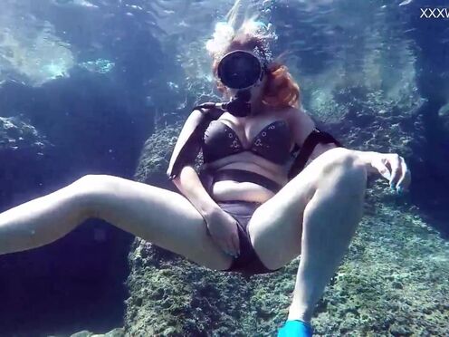 Kasanadra Lufi masturbates her sexy twat in the sea