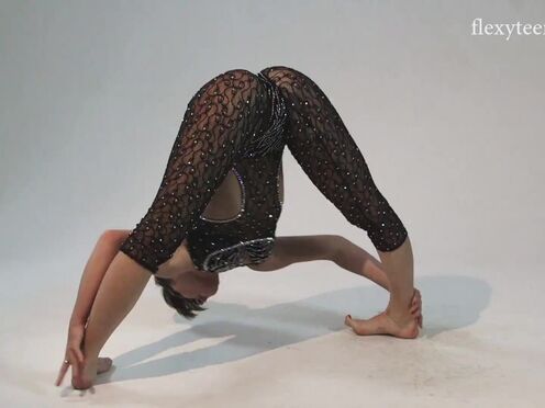 Sofia Gnutova spreads her stunning legs