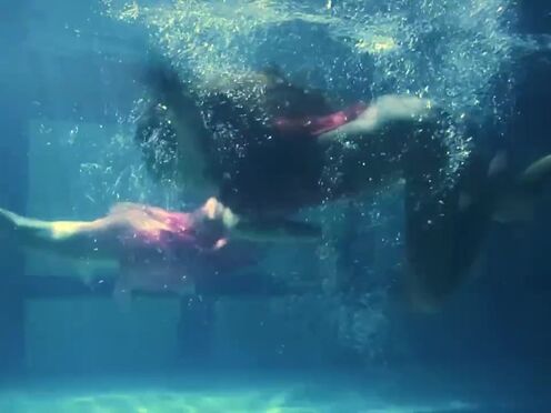 Lezzies & solo girls make out underwater