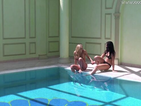 Mesmerizing sexy hotties Cruz & Jessica swim naked together