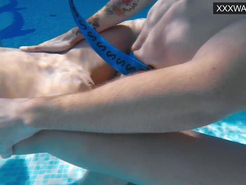 She gives up in orgasms in the swimming pool with big dick
