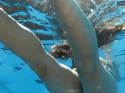 Hottest Hungarian mommy Angelica gets horny underwater