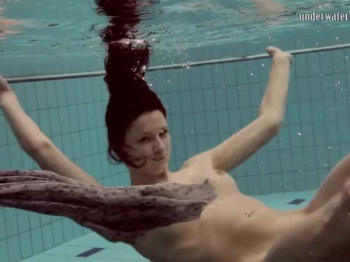 Super tight underwater hot girl snatch Loris Licicia