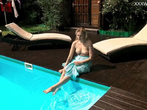 Mimi Cica again shows how hot she can swim