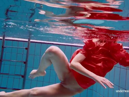 Avenna shows her hot nude naked sexy body underwater