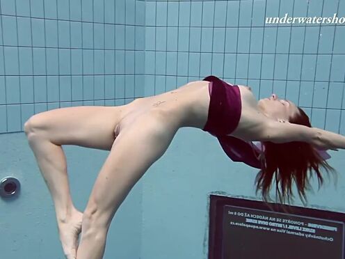 Ala sexy GF in the swimming pool
