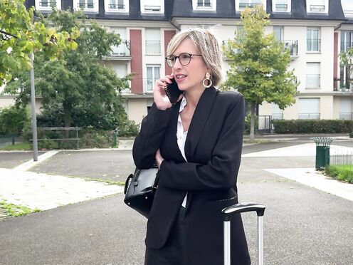 Didine seduces her driver...