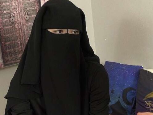 Niqab sexy girl needs to learn Czech