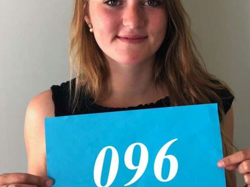 Czech large tits model Tereza tries to be a model