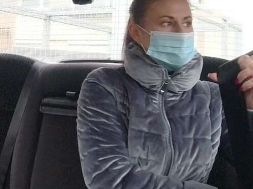 Hot brunette accepted a dirty offer from a taxi driver