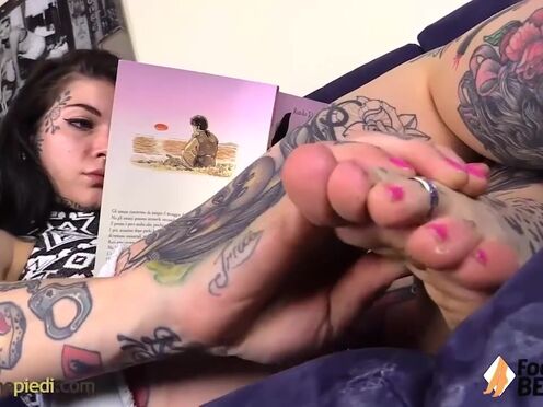 Ragazza tatuata a piedi nudi si fa un bel massaggio