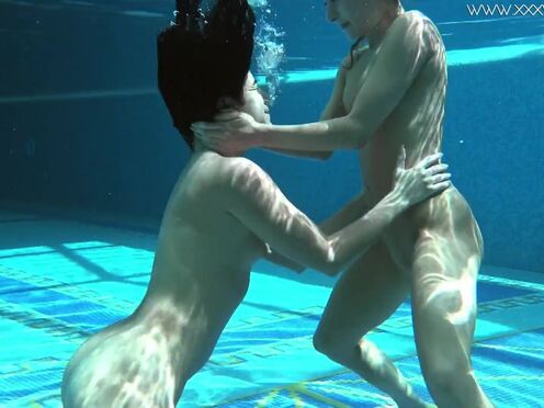 American & Russian chicks Jessica & Lindsey