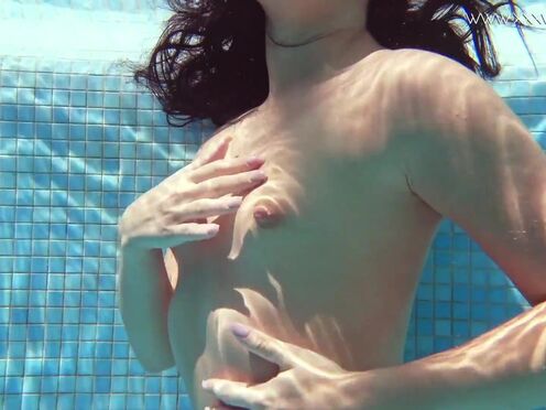 Jessica Lincoln gets horny & naked in the pool