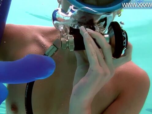 Minnie Manga blows her blue dildo in the pool