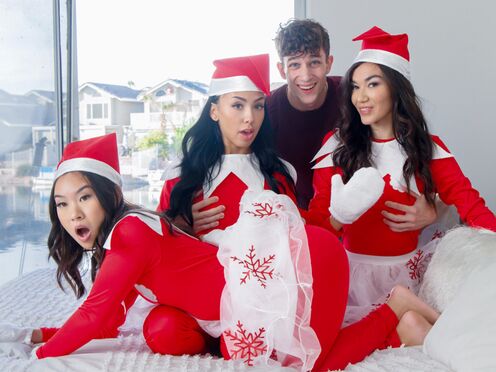 Stepsis surprised huge cock step sibling & got an early New Years big gift
