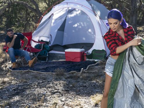 Transsexual hiker Foxxy having outdoor ass pumping