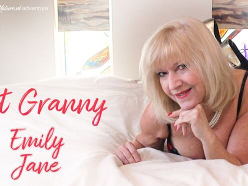 Sexy British Gilf Emily Jane's sexy masturbation