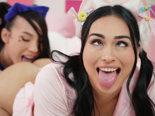 Transgender university girls Kasey & Ember enjoy kinky fun on livestream