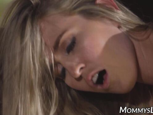 Breasty step mom Lola Sinn fingers blonde beauty Sarah Taylor