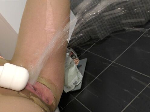 Strong Stream Pee On Wall In Pantyhose & Highheels Into Snatch