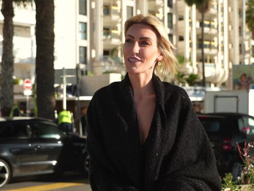 For her first 3some, Anouk, 30, opts for double penetration!