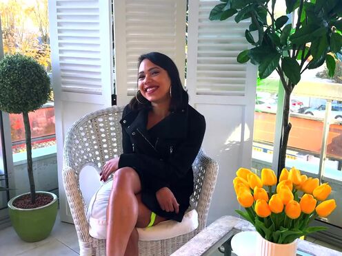 Christina, 30 years old, finds the ideal partner for her sapphic initiation!