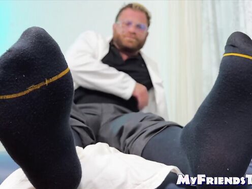 Babe Dan sucked the lovely feet & got a foot job by horny Riley