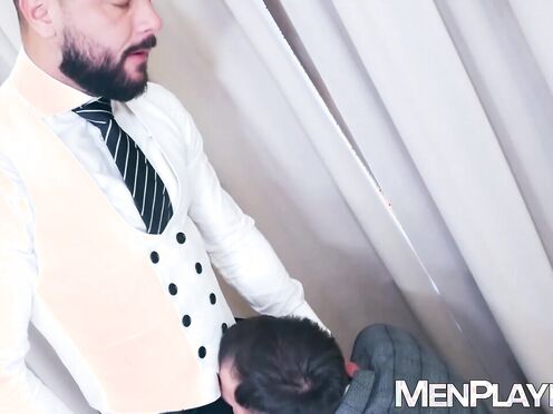 Hunk Franky Fox receives five star service breeding from Sir Peter