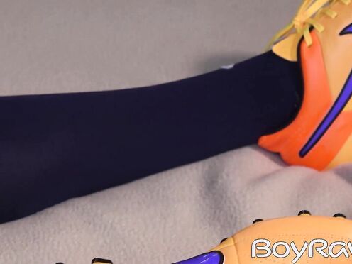 Sporty twink Sonny Davon fingers his butt while wanking solo