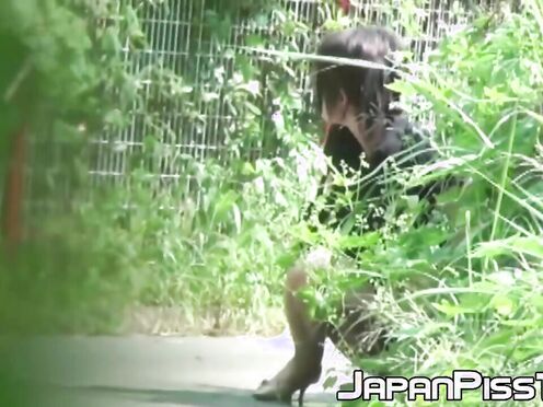 Sensual Japanese likes peeing while speaking on her phone