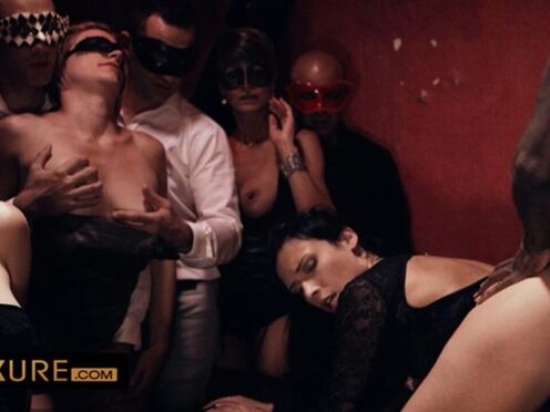 Hardcore groupsex in a parisian swinger club