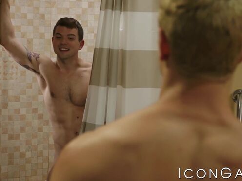 Young gay Taylor Reign seduces & booty drills Dakota Payne