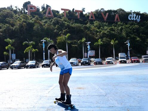 Skateboarding fail of big round ass Thai MILF who fucks at home after