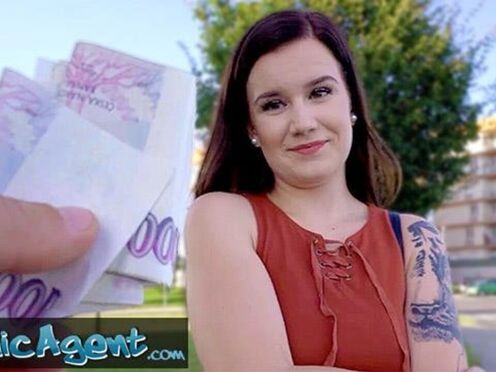 Charming Little Eliss Gets Naked for Amateur Photoshoot