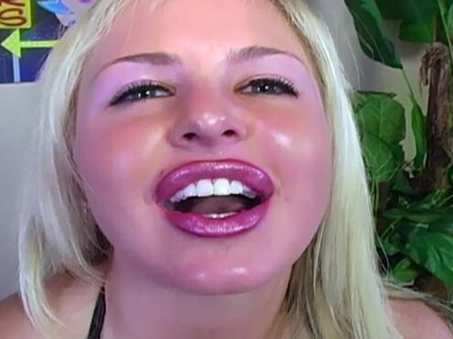 Andi Anderson givess a hardcore handjob